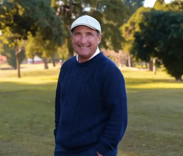 Sergio «Cachito» Vigil, sonriente, en un parque